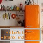 Интериор с оранжев хладилник