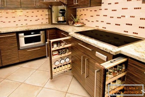 Издърпайте шкафчета в кухненския дизайн
