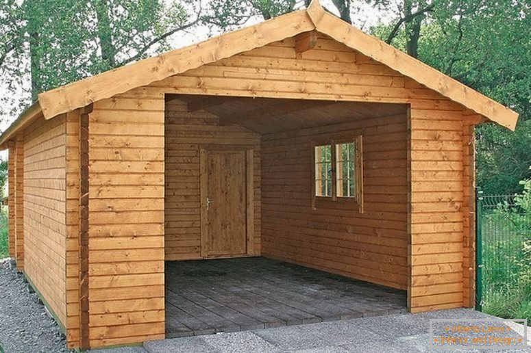 Дървена гараж