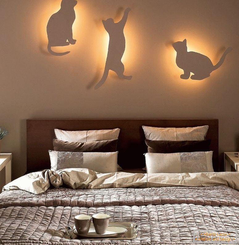 Котки със светлини на стената