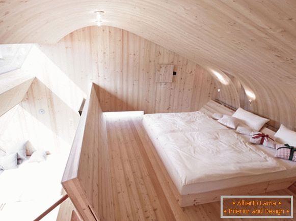 Интериор на спалнята на малка къща Ufogel в Австрия