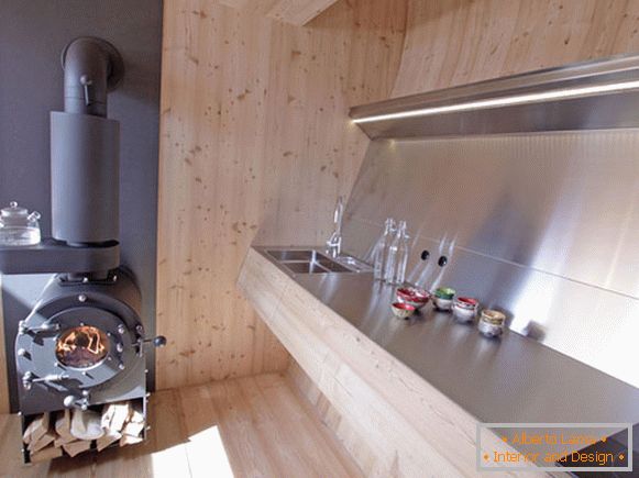 Интериор на кухнята на малката къща Ufogel в Австрия