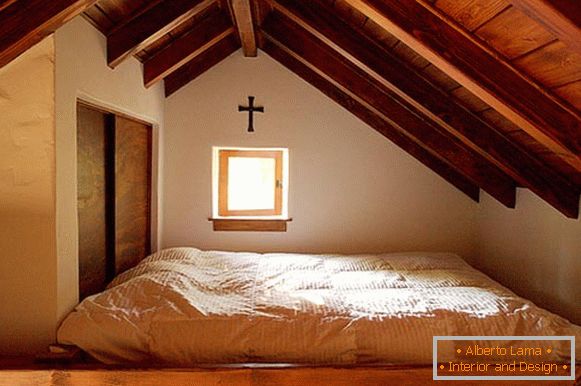 Спалнята на малка къща Innermost House в Северна Калифорния