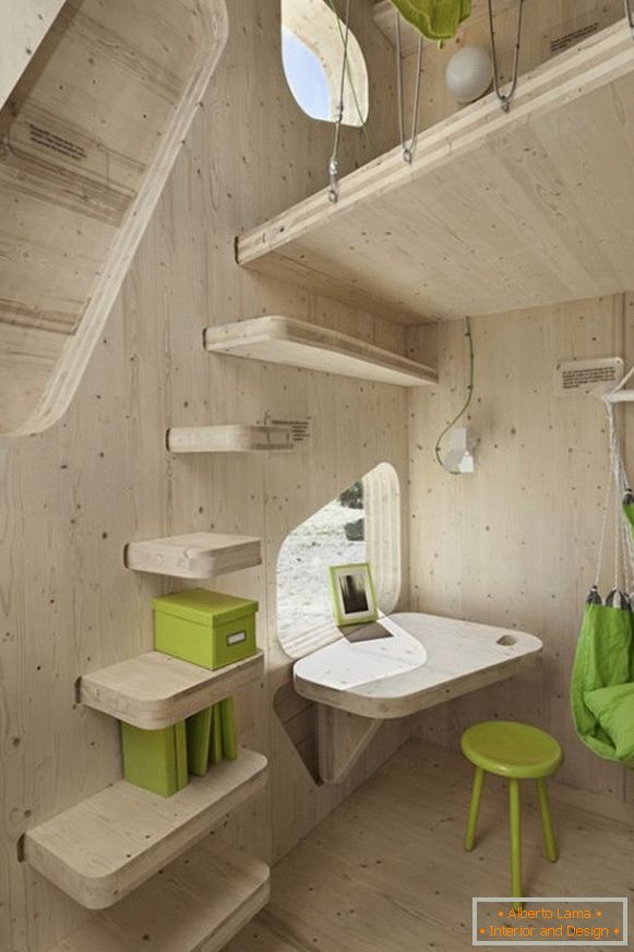 Кабинет на малка дървена къща