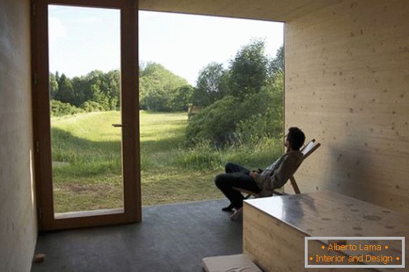 Интериор на екологична малка къща във Франция