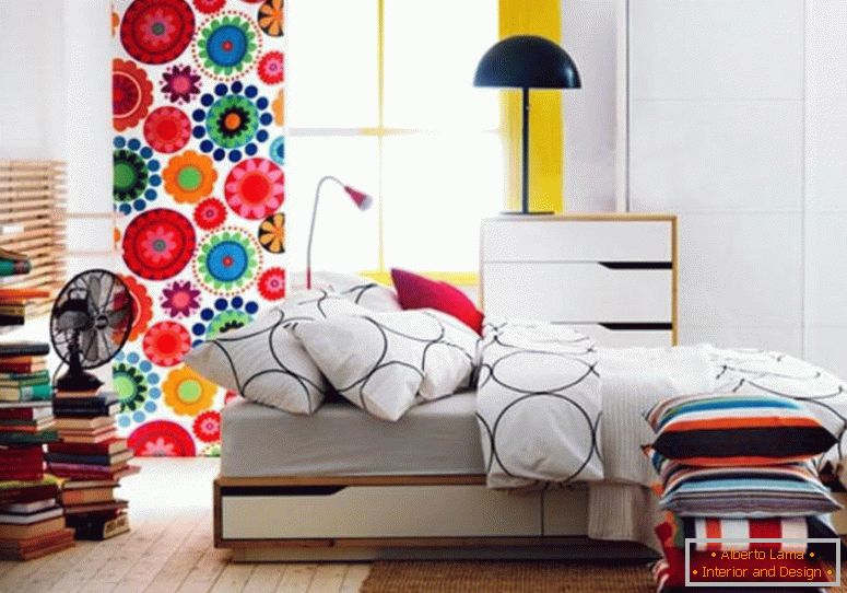 семейни стая дизайн-идеи-малък апартамент-легло за серия мебели IKEA-двустаен-дизайн-с-дървени-етаж-и-а-завеса, че-е-а-прекрасен-флорален мотив-