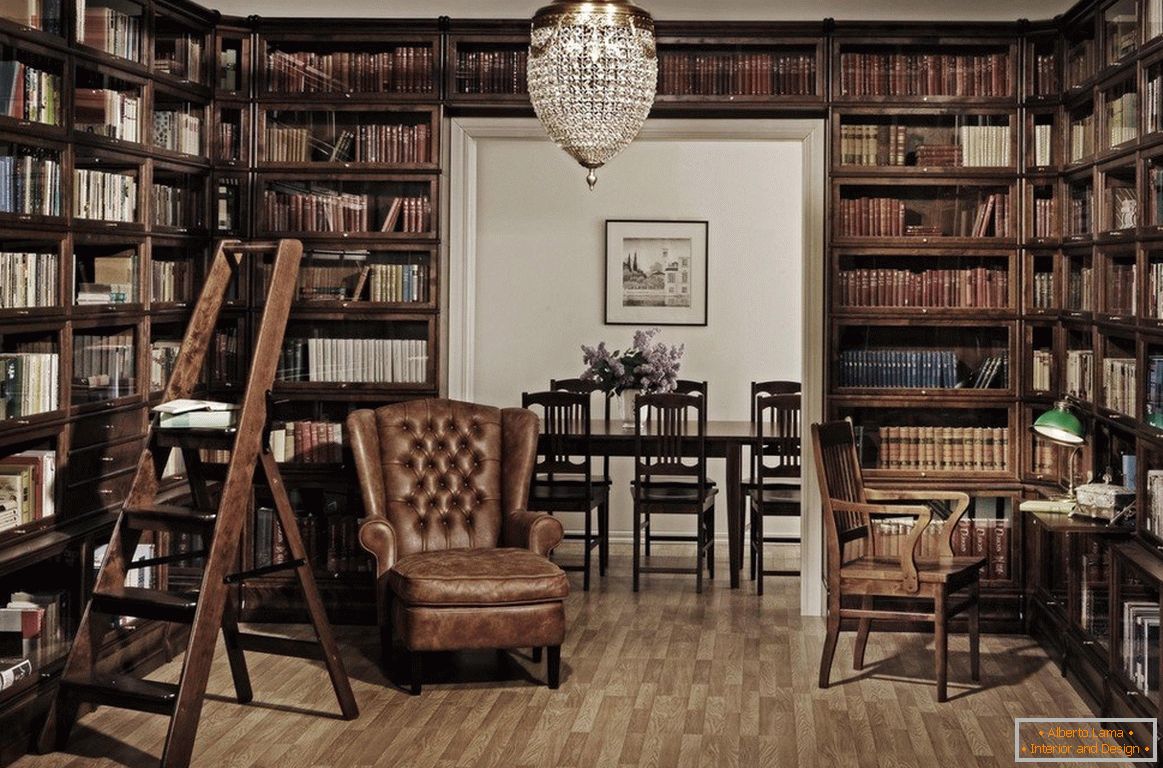 Дом библиотека с дървени шкафове