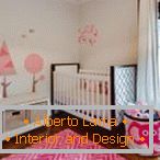 Розов и бял интериор на детската стая