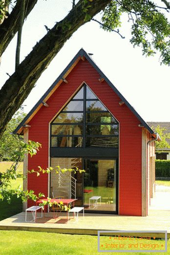 Интериор на малка дървена къща с големи прозорци