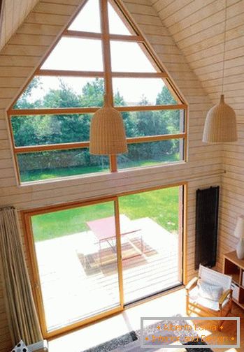 Стъклен прозорец и врати в малка дървена къща