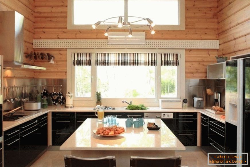 U-образна кухня в къща, изработена от дървен материал