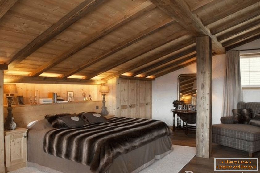 Спалня с мансарден дървен таван