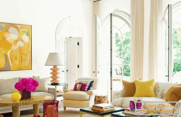 Жълто-розов интериор на дневната - снимка в модерен стил