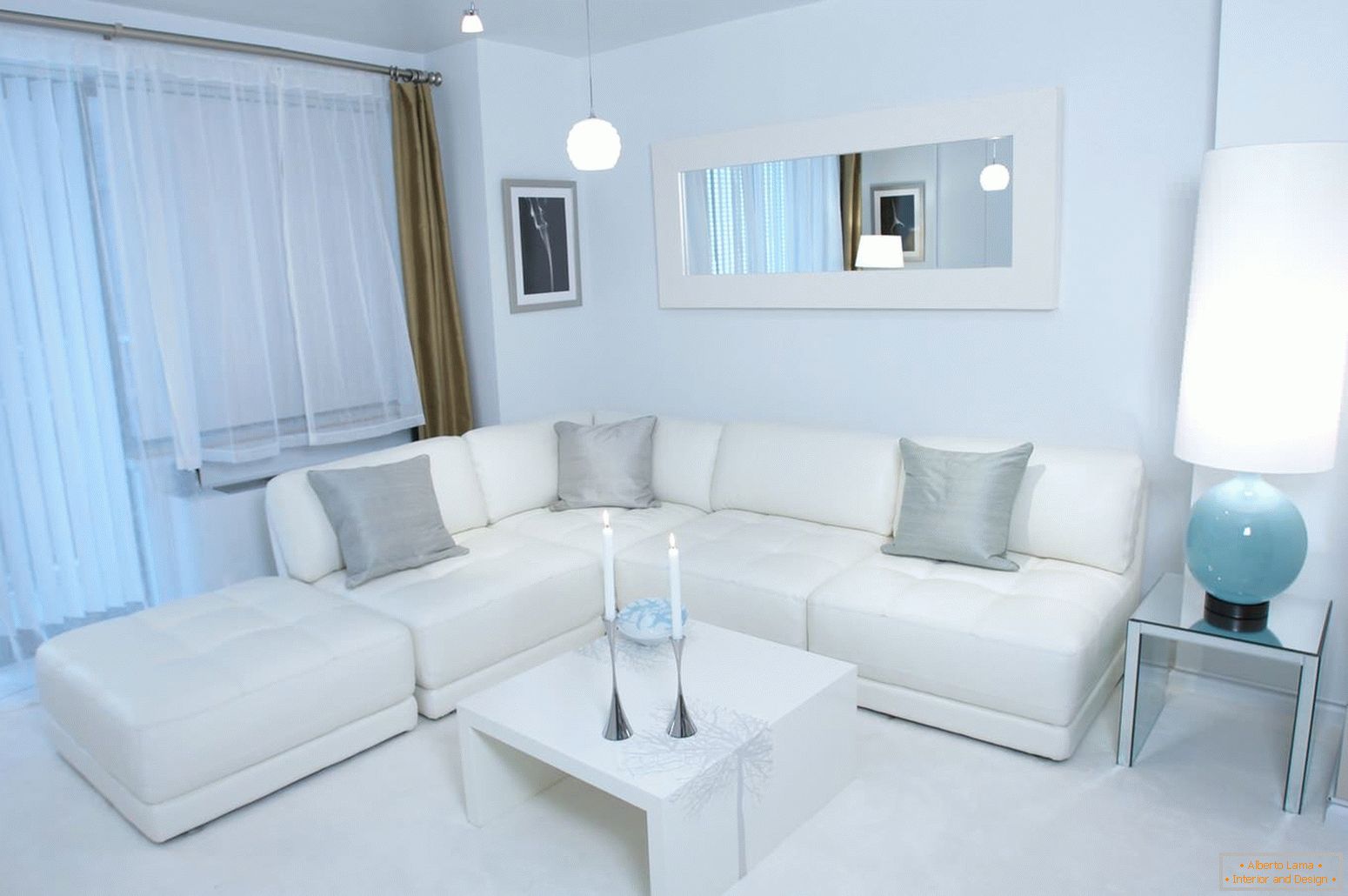 Бял ъглов диван със сиви възглавници