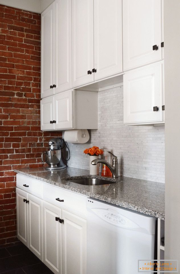 Интериор на малък апартамент: кухня в бял цвят