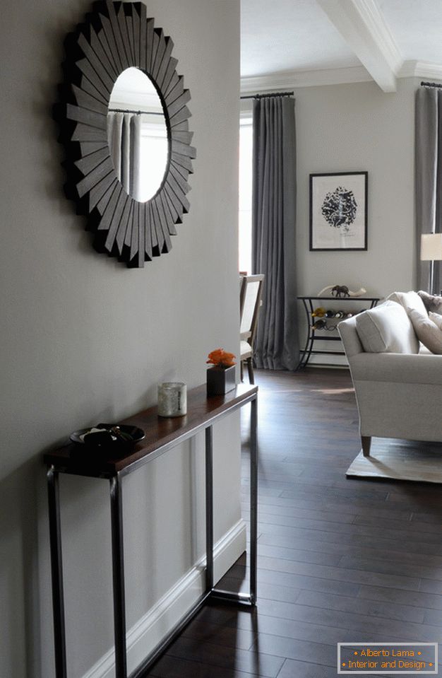 Интериор на малък апартамент: кръгло огледало в коридора