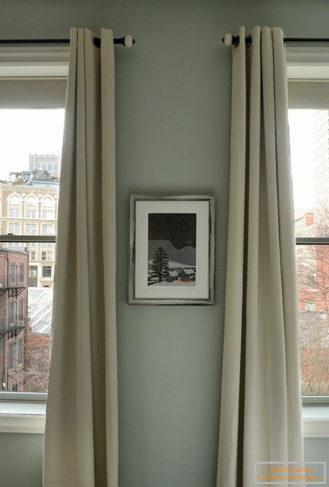 Интериорът на малък апартамент: дълги завеси на прозорците