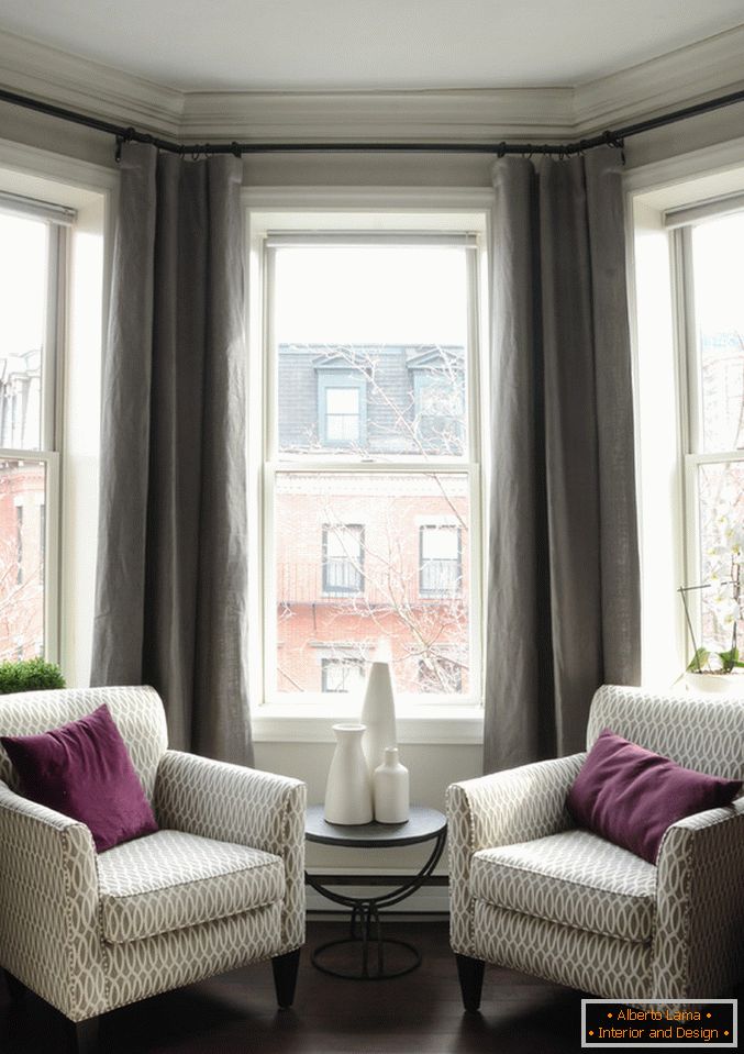Интериор на малък апартамент: зона за сядане на прозореца