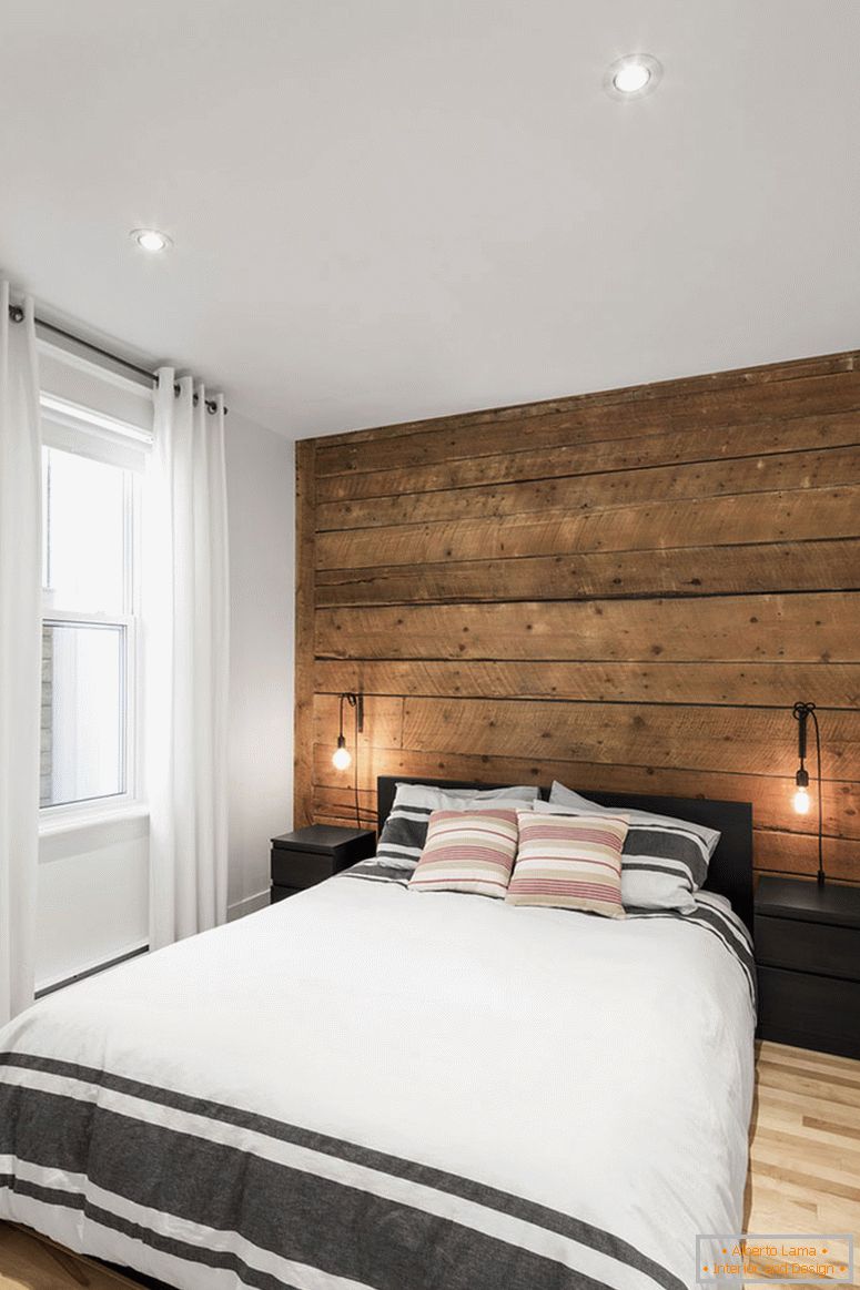 Дървена акцентна стена във вътрешността на малка спалня