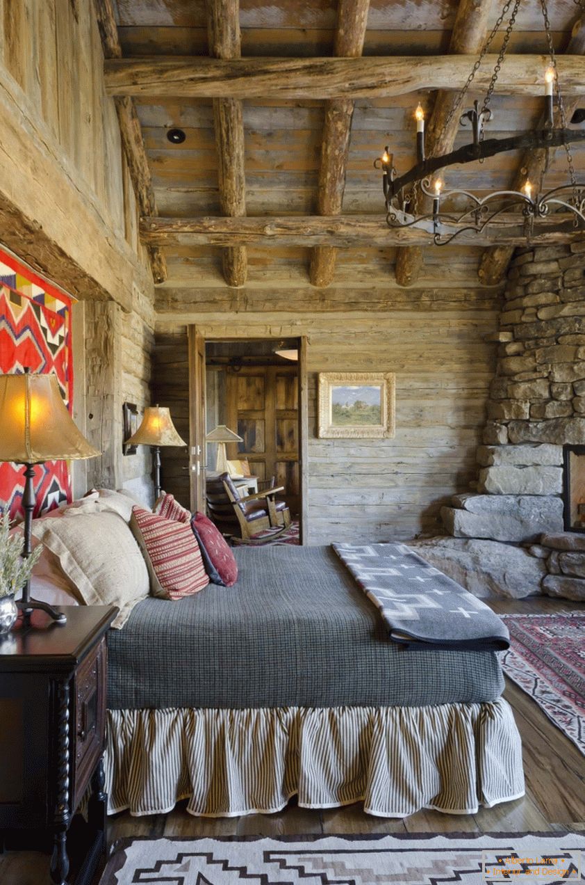 Интериорен дизайн на спалня в дървена къща с камина