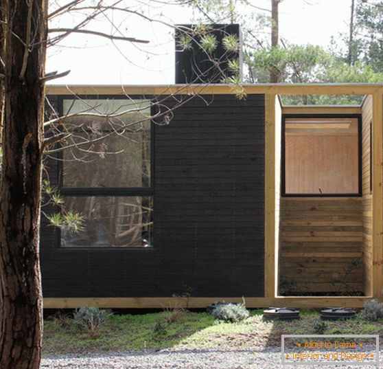 Дървена модулна къща в гората