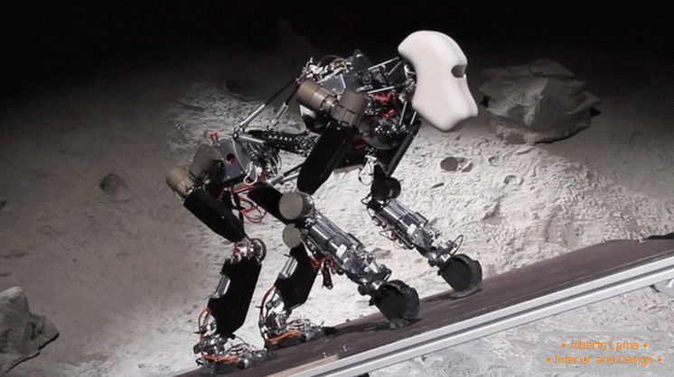 Роботът може да балансира на задните крака