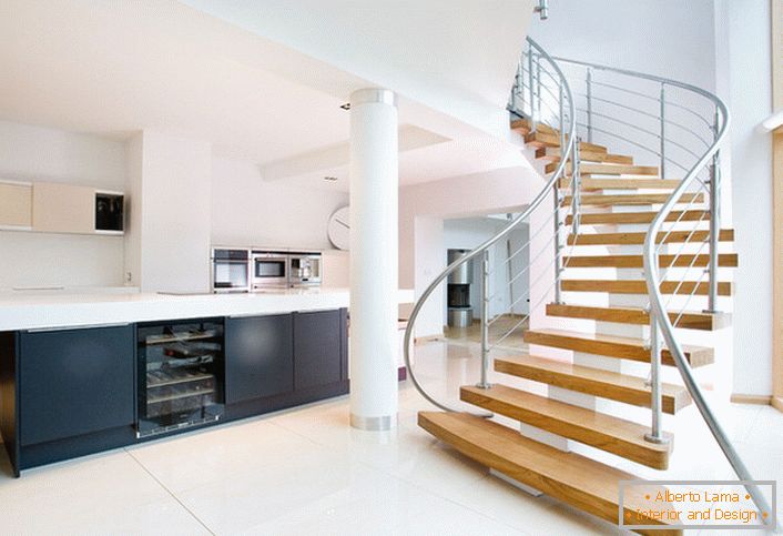 Лекотата и простотата на дизайна на стълбите подчертават лаконичната форма на просторния интериор на къщата.