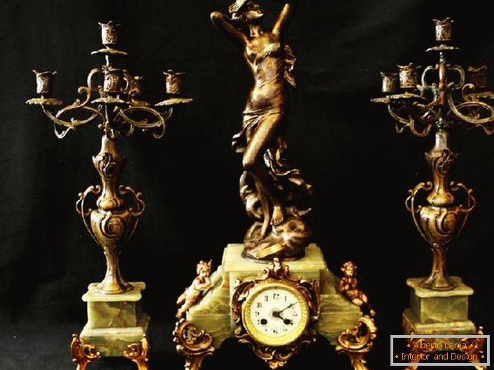 Класически комплект - два бронзови свещника и изискани часовници. Идеална украса за камината.
