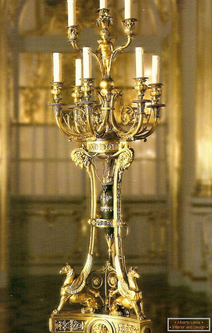 Изящна, изискана златна свещ за девет свещи ще украси интериора на всяка къща или ловна хижа.