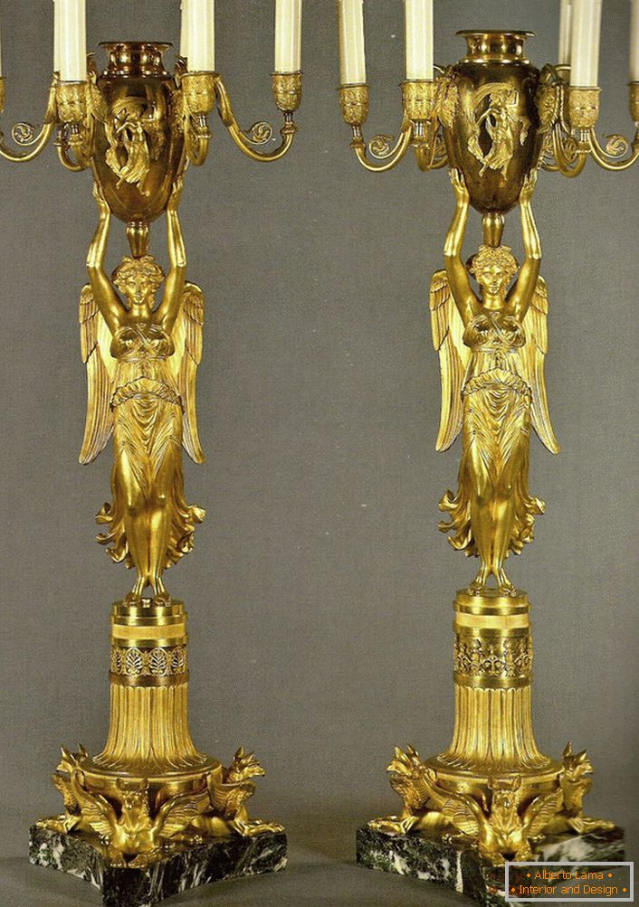 Двойка идентични златни свещници украсяват спалнята в бароков стил. 