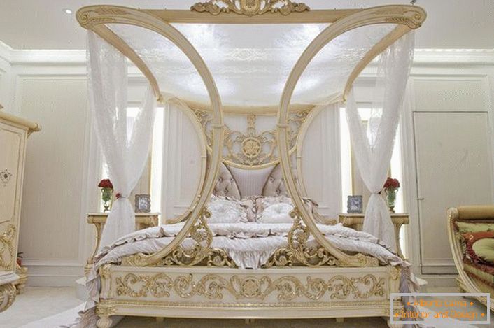 Луксозното легло с балдахин се превръща в кулминацията на дизайнерски проект за спалня в стил Арт Нуво.