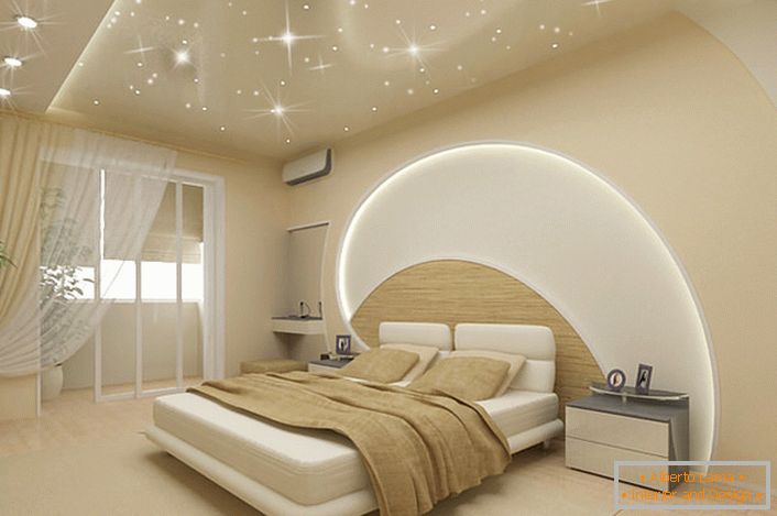 Вниманието привлича декорацията на стените и тавана в спалнята в модерен стил. Светещите светодиоди преминават през тавана и стената над леглото, опънати тавани, имитиращи магическото звездно небе.