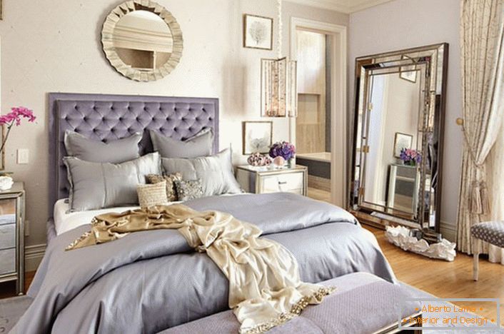 Стилен дизайн на спалнята с пурпур в стила на Арт Нуво. Въпреки че този обхват не е особен за стил, интериорът изглежда елегантен и ефективен. 