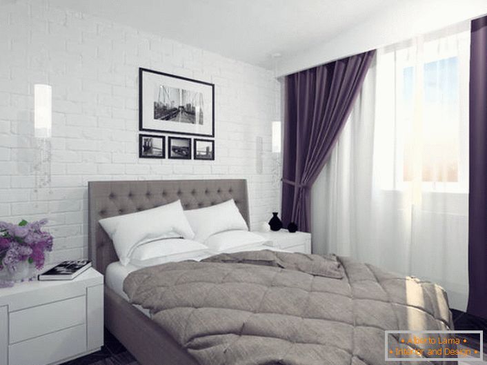 Интересно решение за дизайн е стената в главата на леглото, симулираща зидарията.
