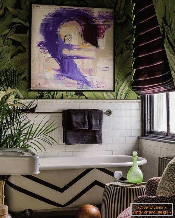 Комбинация от зелен тапет за стени и лилави завеси