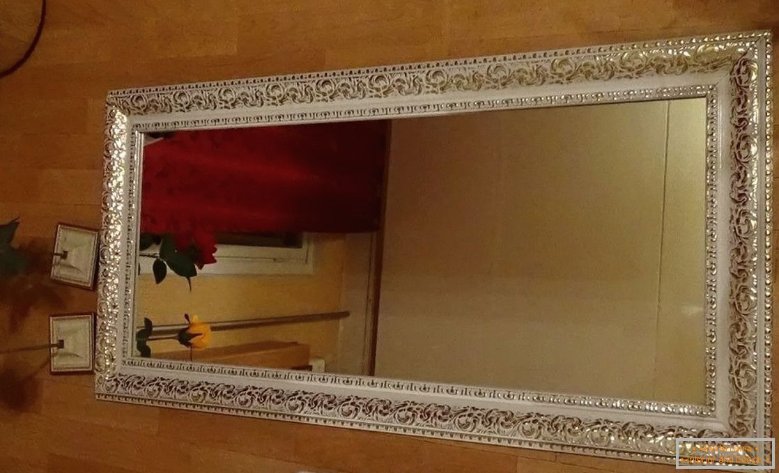 Огледало с рамка от перваза