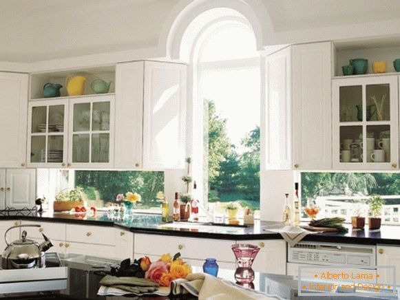 Дизайн на прозорците в кухнята - интериорна снимка на частна къща