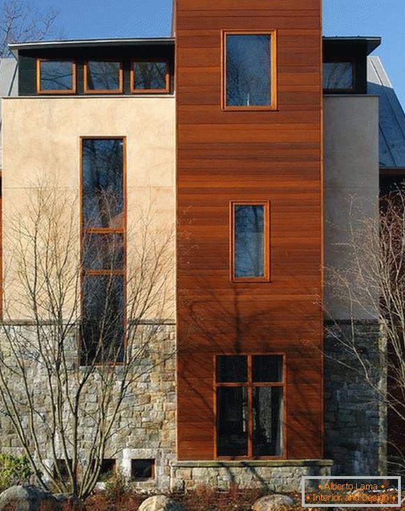 Дървени прозорци - снимка на фасадата на частна къща