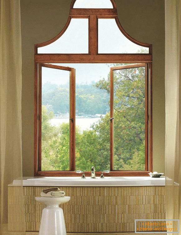 Необичайни дървени прозорци в банята
