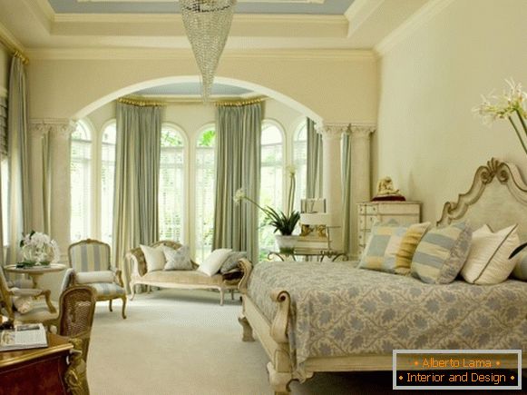 Високо извити прозорци - снимка на спалня в класически стил