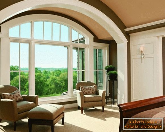 Големи и широки сводести прозорци в къщата