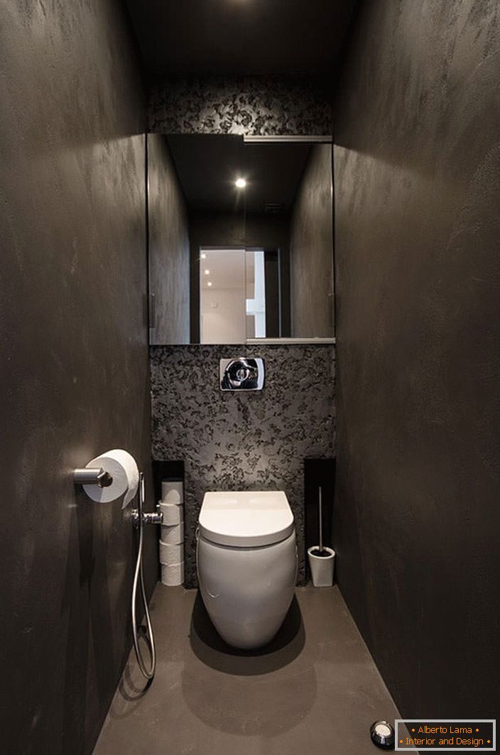 Интериор на малка тоалетна в апартамента