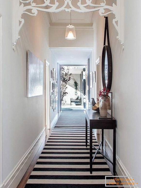 Проектиране на тесен дълъг коридор в апартамент с килим