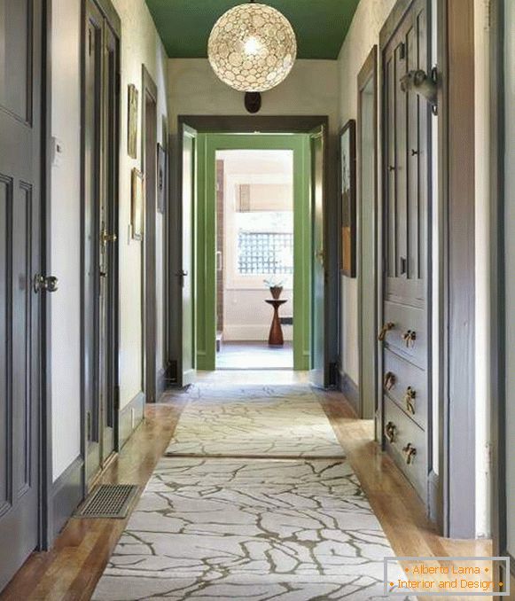 Стилен тесен коридор - снимка със зелен таван