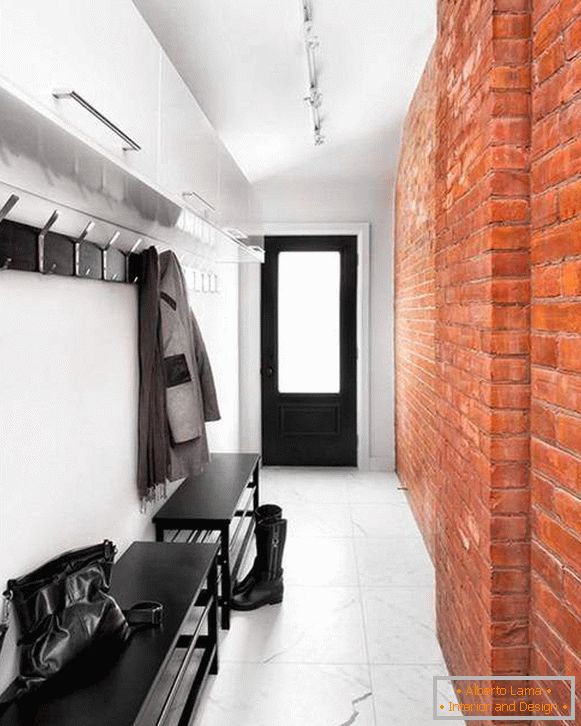 Малък тесен коридор - фото дизайн в таванско помещение
