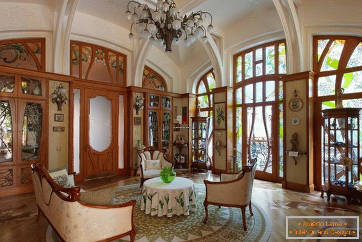 Всекидневната в голямата къща на испанското семейство е декорирана в модерен стил. Уютна стая за вечерни събирания с приятели или семейство.