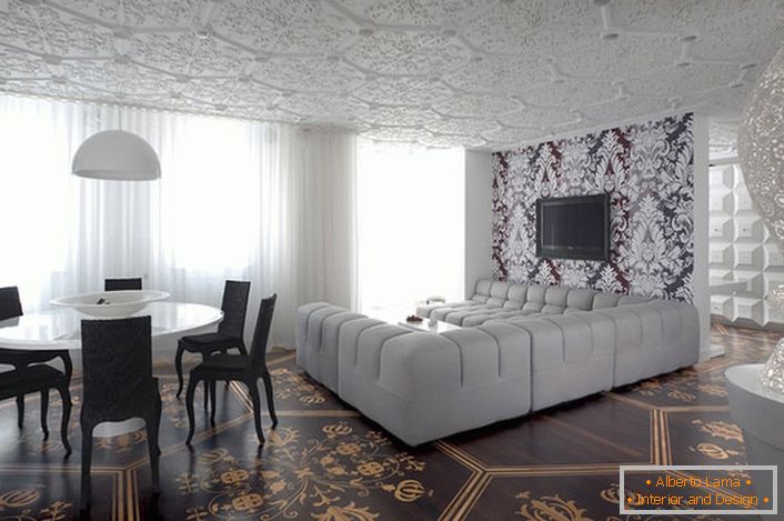 Контрастът е бял и тъмно кафяв в дневната в модерен стил. Огромен U-образен диван за дълги филми и любими предавания.