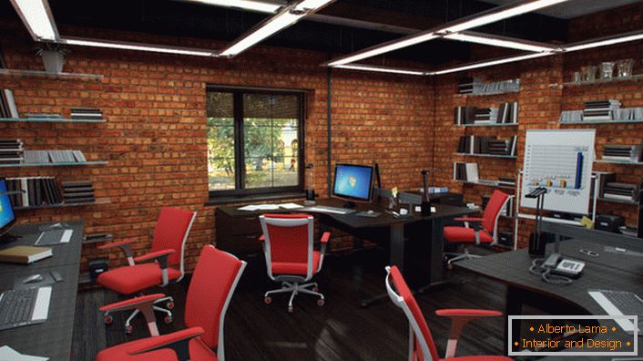 Червените столове в офиса в таванското помещение изглеждат органично и творчески. Интериорът е възможно най-функционален.