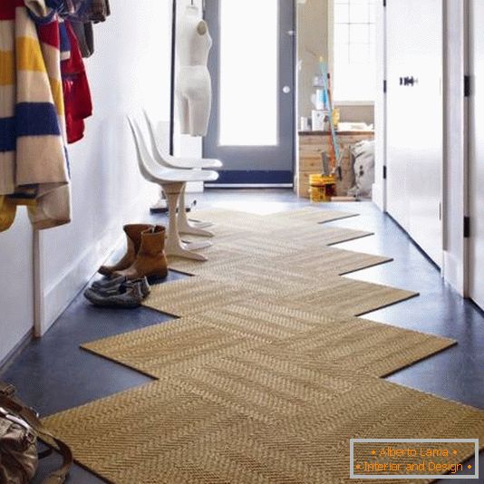 Стилен килим за модерен коридор