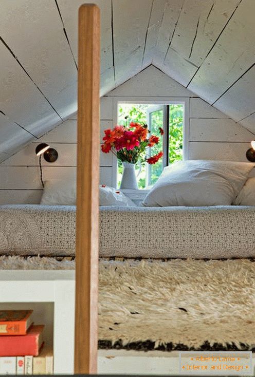 Спалня на тавана в крошечном доме